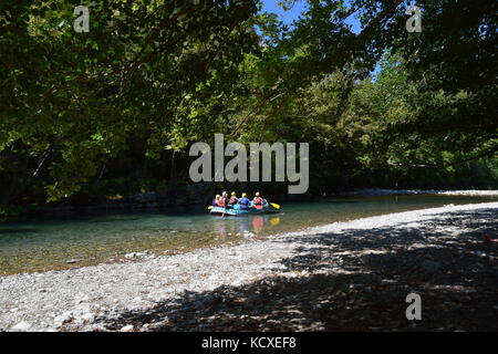 Rafting sur la rivière Voidomatis, Parc national Vikos–Aoös, Grèce Banque D'Images