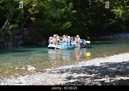 Rafting sur la rivière Voidomatis, Parc national Vikos–Aoös, Grèce Banque D'Images