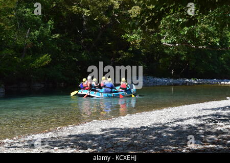 Rafting sur la rivière Voidomatis, Parc national Vikos–Aoös, Grèce Banque D'Images