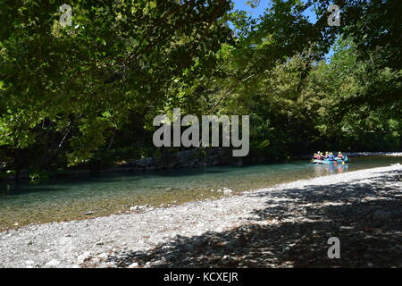 Rafting sur la rivière Voidomatis, Parc national Vikos–Aoös, Grèce Banque D'Images