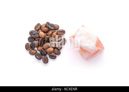 Les grains de café torréfiés et rahat lokum isolé sur fond blanc Banque D'Images