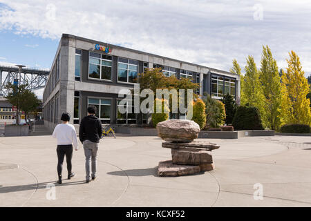 Seattle, Washington : couple walking in evanston plaza à Seattle à Fremont au bord de google. google passera d'fremont à un plus grand sud lak Banque D'Images