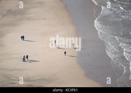 Groupes de vacanciers marcher le long de la plage de Blackpool. crédit : lee ramsden / alamy Banque D'Images