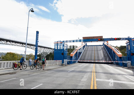 Seattle, Washington : les cyclistes et les piétons attendre que le fremont bridge s'ouvre pour les bateaux à passer. Le pont basculant à double battant relie Seattle's fr Banque D'Images