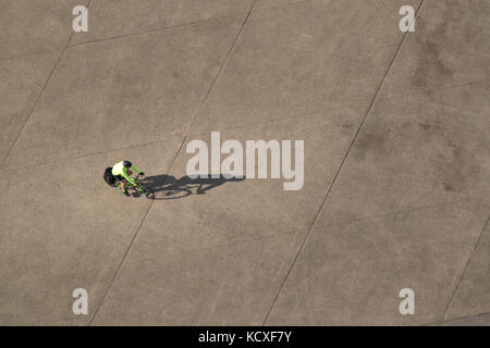 Ariel voir des cyclistes, avec un soleil bas création d'ombres intéressantes sur le front de mer de Blackpool lee crédit ramsden / alamy Banque D'Images