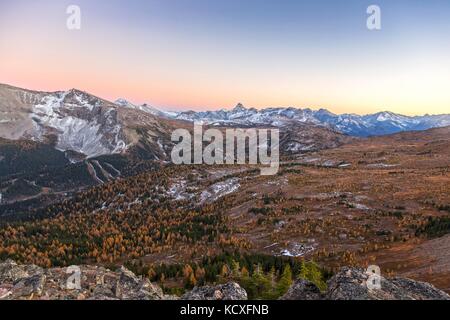 Paysage d'automne des Rocheuses canadiennes. Vue aérienne panoramique au coucher du soleil sur la vallée de Sunshine Meadows et le mont Assiniboine, parc national Banff Banque D'Images