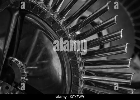 Pales de ventilateur à turbine d'un point de vue en coupe d'un petit moteur à réaction exposant les pales du ventilateur que l'air du conduit d'alimentation pour Banque D'Images