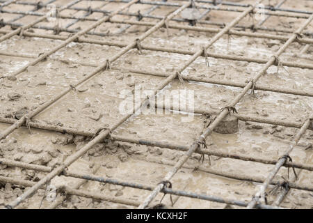 Le béton est coulé sur une armature d'acier pour former des dalles de plancher. Banque D'Images