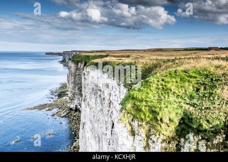 Flamborough falaises entre nazaré et bridlington Yorkshire du nord. ces falaises en pierre de craie avec le superbe look Crystal Waters clair clapotis. Banque D'Images