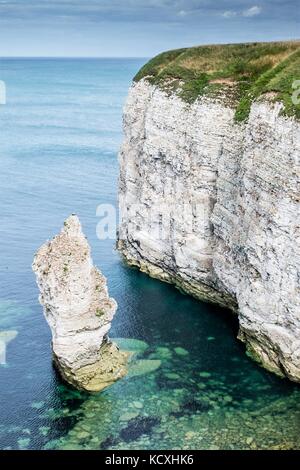 Flamborough falaises entre nazaré et bridlington Yorkshire du nord. ces falaises en pierre de craie avec le superbe look Crystal Waters clair clapotis. Banque D'Images