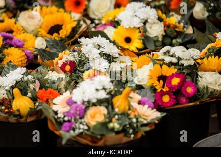 Bouquets de fleurs sur un marché Banque D'Images