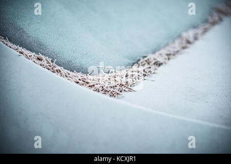 La fenêtre arrière d'une voiture en hiver avec de la glace et du givre Banque D'Images