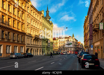 Prague, République tchèque - Le 10 décembre 2015 : vue sur rue typique et voirie urbaine entre bâtiments colorés de Prague. Banque D'Images