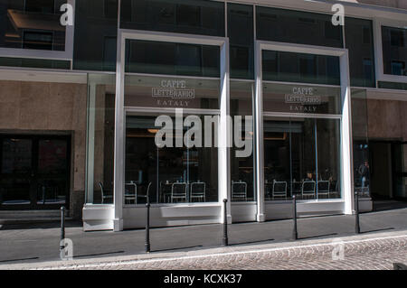 Milan: Caffè Letterario, café littéraire ouvert par Eataly, les magasins d'alimentation italiens fondés par Oscar Marinetti, à l'intérieur de l'Anteo, le Palais du Cinéma Banque D'Images