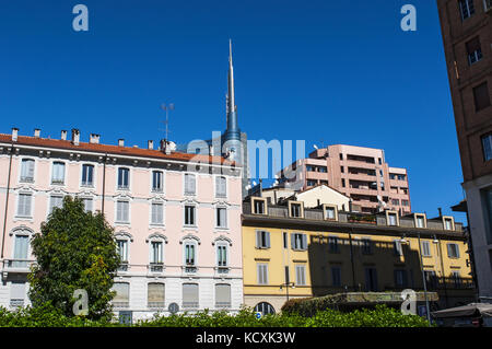 Italie : toits de Milan dans le quartier Brera avec vue sur la flèche de la tour d'Unicredit, la plus haute tour de france conçu par Cesar Pelli Banque D'Images