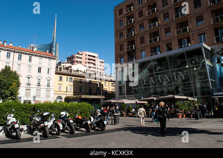 Milan : l'horizon avec vue sur eataly, l'un des magasins d'alimentation italienne fondée par oscar farinetti, et la flèche de la tour d'Unicredit skyscraper Banque D'Images