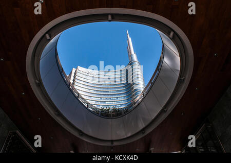 Milan : flèche de l'unicredit Tower, le plus haut gratte-ciel italien conçu par Cesar Pelli, siège de la banque Unicredit, de Gae Aulenti square Banque D'Images