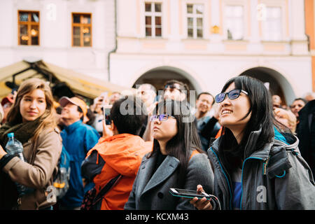 Prague, République tchèque - 22 septembre 2017 : Groupe de touristes regardant le mur de la vieille mairie avec horloge astronomique ou Prague Orloj dans la vieille ville Sq Banque D'Images