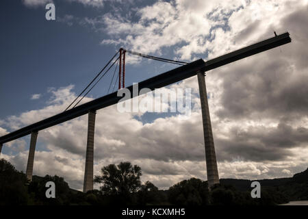 Traversée de pont inachevé de la Moselle à Urzig, vallée de la Moselle, Allemagne Banque D'Images