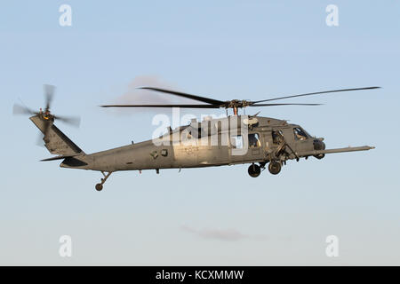 HH-60G Pavehawk USAF en approche en RAF Mildenhall, à quelques kilomètres de là qu'est la base de Lakenheath. Banque D'Images