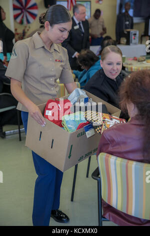 CPL lance Leticia Rojassaldana, avec le bataillon de logistique de combat 11, Régiment de quartier général, 1er Groupe de logistique maritime, a joint des personnes âgées à la Mercy Housing, Mission Creek Senior Community le 3 octobre 2017, à San Francisco pendant la semaine de la flotte de San Francisco. Les Marines ont passé du temps avec les personnes âgées, participant à des activités avec elles comme le bingo, le bowling et la Nintendo Wii.(É.-U. Photo du corps marin par lance Cpl. Gabino Perez) Banque D'Images