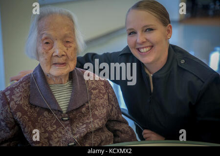 ASAN Taylor Humphreys et USS Essex se sont joints à des personnes âgées à la Mercy Housing, Mission Creek Senior Community le 3 octobre 2017 à San Francisco pendant la semaine de la flotte de San Francisco. Les Marines ont passé du temps avec les personnes âgées, participant à des activités avec elles comme le bingo, le bowling et la Nintendo Wii.(É.-U. Photo du corps marin par lance Cpl. Gabino Perez) Banque D'Images