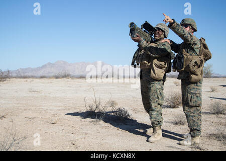 Les Marines américains du 3rd Low altitude Air Defense Battalion ont mené des exercices de défense aérienne avec un missile FIM-92 Stinger simulé pendant le cours d'instructeur d'armes et de tactiques en Arizona, s'entraînant pour l'intégration avec les opérations de la Marine Air Ground Task Force. Banque D'Images