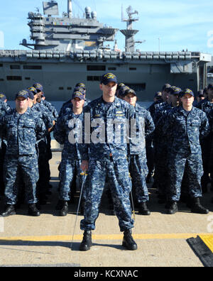 NORFOLK, Virginie (oct. 5, 2017) Lt.Cmdr. Ryan Pifer, affecté à l'Pre-Commissioning (PCU) Washington (SSN 787) est à la tête de la formation pendant les répétitions, avant sa cérémonie de mise en service le 7 octobre 2017. L'USS Washington est le 14e de la Marine américaine sous-marin d'attaque Virginia-Class et le quatrième navire de la Marine américaine du nom de l'État de Washington. (U.S. Photo de la marine par le Premier maître de Darryl I. Wood/libérés) Banque D'Images