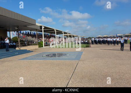 Le major général Timothy J. Leahy (à gauche), deuxième commandant de la Force aérienne, rend hommage lors d'une cérémonie d'entraînement militaire de base à la base interarmées de San Antonio-Lackland (Texas), dans le cadre de la visite d'immersion de la 37e Escadre d'entraînement, le 6 octobre 2017. La tournée a permis à Leahy de se familiariser avec la mission, les opérations et le personnel de l’aile après avoir pris le commandement en août. Son domaine de responsabilité comprend des unités dans les bases de la JBSA-Lackland, Sheppard et Goodfellow Air Force, Texas, Vandenberg AFB, Californie, Keesler AFB, Mils et 103 sites d'exploitation dans le monde entier. La deuxième Force aérienne fournit une formation de la maintenance des aéronefs à s. Banque D'Images