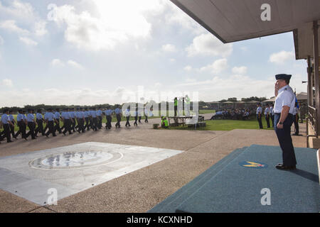 Le major général Timothy J. Leahy (à droite), deuxième commandant de la Force aérienne, rend hommage lors d'une cérémonie d'entraînement militaire de base à la base interarmées de San Antonio-Lackland (Texas), dans le cadre de la visite d'immersion de la 37e Escadre d'entraînement, le 6 octobre 2017. La tournée a permis à Leahy de se familiariser avec la mission, les opérations et le personnel de l’aile après avoir pris le commandement en août. Son domaine de responsabilité comprend des unités dans les bases de la JBSA-Lackland, Sheppard et Goodfellow Air Force, Texas, Vandenberg AFB, Californie, Keesler AFB, Mils et 103 sites d'exploitation dans le monde entier. La deuxième Force aérienne fournit une formation de l'entretien des aéronefs à Banque D'Images