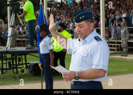 Le major général Timothy J. Leahy (à droite), deuxième commandant de la Force aérienne, administre le serment d'enrôlement lors d'une cérémonie d'entraînement militaire de base à la base interarmées de San Antonio-Lackland (Texas), dans le cadre de la visite d'immersion de la 37e Escadre d'entraînement, le 6 octobre 2017. La tournée a permis à Leahy de se familiariser avec la mission, les opérations et le personnel de l’aile après avoir pris le commandement en août. Son domaine de responsabilité comprend des unités dans les bases de la JBSA-Lackland, Sheppard et Goodfellow Air Force, Texas, Vandenberg AFB, Californie, Keesler AFB, Mils et 103 sites d'exploitation dans le monde entier. La deuxième Force aérienne assure l'entraînement de l'airc Banque D'Images