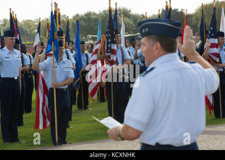 Le major général Timothy J. Leahy (à droite), deuxième commandant de la Force aérienne, administre le serment d'enrôlement lors d'une cérémonie d'entraînement militaire de base à la base interarmées de San Antonio-Lackland (Texas), dans le cadre de la visite d'immersion de la 37e Escadre d'entraînement, le 6 octobre 2017. La tournée a permis à Leahy de se familiariser avec la mission, les opérations et le personnel de l’aile après avoir pris le commandement en août. Son domaine de responsabilité comprend des unités dans les bases de la JBSA-Lackland, Sheppard et Goodfellow Air Force, Texas, Vandenberg AFB, Californie, Keesler AFB, Mils et 103 sites d'exploitation dans le monde entier. La deuxième Force aérienne assure l'entraînement de l'airc Banque D'Images