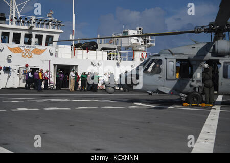 171006-N-JU657-422 MER DES CARAÏBES (oct. 6, 2017) - transports marins un patient de Menonita Hospital à Caguas, Puerto Rico à bord de la mer Transport Maritime Militaire militaire commande navire-hôpital USNS Comfort (T-AH 20) après son arrivée sur un MH-60S Sea Hawk, affecté à l''mer' Chevaliers de la mer de l'Escadron d'hélicoptères de combat (HSC) 22. Comfort est arrivé dans la région de l'Arecibo-Manati à fournir des services médicaux avec des visites supplémentaires est prévu autour de l'île. Le U.S. Department of Health & Human Services et Puerto Rico sont les représentants du ministère de la santé des patients à chaque priorité s Banque D'Images