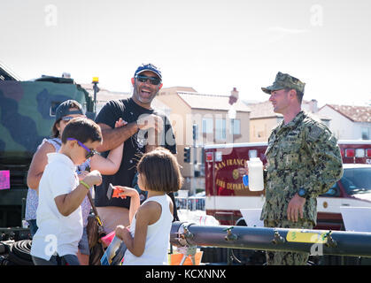 SAN FRANCISCO (oct. 6, 2017) Utilitiesman 2e classe William Sturgeon, attaché à la construction 1 bataillon amphibie et de Cleveland, Ohio, de discussions avec les clients à propos de l'eau portable léger système de purification, au cours de la Fleet Week 2017 San Francisco. La Fleet Week est l'occasion pour le public américain pour satisfaire leur marine, Marine Corps, et l'équipe de la Garde côtière canadienne et de faire l'expérience de service en mer de l'Amérique. La Fleet Week San Francisco fera ressortir de la marine, de l'équipement, la technologie, et les capacités, en mettant l'accent sur l'aide humanitaire et la réaction aux catastrophes. (U.S. Photo par Marine Mas Banque D'Images