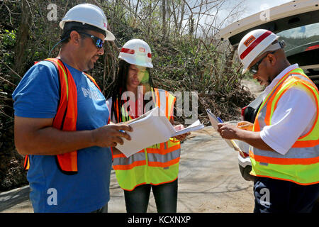 U.S. Army Corps of Engineers Jasmine Smith et Ron Taylor (à droite), les autochtones de la Nouvelle Orléans, en Louisiane, et un entrepreneur local d'évaluer les dégâts sur les routes principales dans la région de Utuado, Puerto Rico, le 7 octobre 2017. Le ministère de la défense et de l'appui de l'Agence fédérale de gestion des urgences Le gouvernement de Porto Rico par la fourniture de secours en cas de catastrophe pour la population et les zones touchées par l'Ouragan Maria. (U.S. Photo de l'armée par Pvt. Alleea Oliver) Banque D'Images