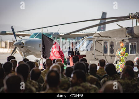 Le Président Afghan Ashraf Ghani parle au cours de l'UH-60 Black Hawk cérémonie d'arrivée, le 7 octobre 2017, à l'aérodrome de Kandahar, Afghanistan. Ghani et U.S. Army le général John W. Nicholson, commandant de la mission de l'appui résolu et les forces américaines en Afghanistan, a effectué une coupe du ruban de cérémonie célébrant le nouvel ajout à la flotte de l'armée de l'air de l'Afghanistan tout en promettant un engagement continu à la lutte contre l'insurrection en Afghanistan. (U.S. Photo de l'Armée de l'air par le sergent. Alexander W. Riedel) Banque D'Images