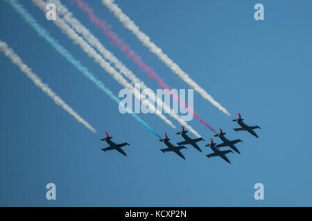 Les Patriotes Jet Team veines rouge, blanc et bleu de la fumée par le ciel au cours de la semaine de San Francisco le 7 octobre 2017. L'équipe jet a montré compétence et prouesses aériennes en effectuant la formation serrée sur l'acrobatie aérienne de la baie de San Francisco. San Francisco Fleet Week est l'occasion pour le public américain pour répondre à leurs Corps des Marines, les équipes de la Marine et de la Garde côtière et de l'expérience de la mer de l'Amérique. La Semaine de la flotte fera ressortir de la marine, de l'équipement, la technologie et les capacités, en mettant l'accent sur l'aide humanitaire et la réaction aux catastrophes.(U.S. Marine Corps photo par Lance Cpl. Samantha Bray) Banque D'Images