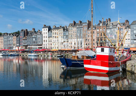 Navire de pêche dans le vieux port de Honfleur, france médiévale Banque D'Images