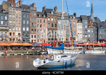 Port de ville historique honfleur avec voilier manoeuvre Banque D'Images