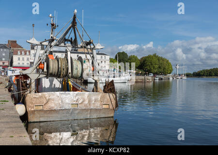 Bateau de pêche en acier dans le port de Honfleur, france Banque D'Images