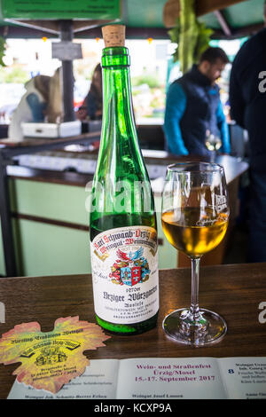 Une bouteille et verre de 1976 Ürziger Würzgarten Riesling Auslese vin par Weingut Karl Schwaab, Ürzig, Mosel, Rheinland-Pfalz, Allemagne Banque D'Images