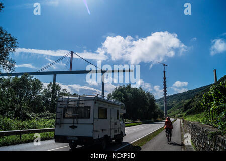 Hochmoselübergang non fini B50 pont de l'autoroute, Urzig, Mosel, Allemagne Banque D'Images