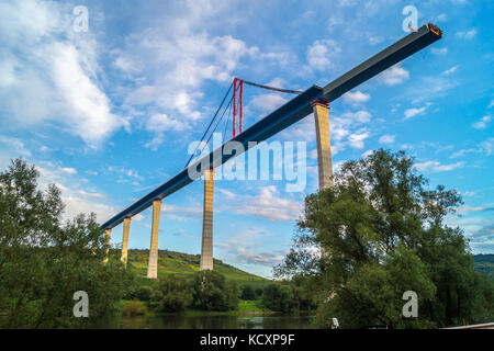 Hochmoselübergang non fini B50 pont de l'autoroute, Urzig, Mosel, Allemagne Banque D'Images