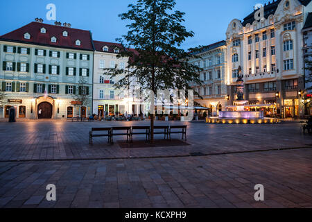 La place principale de la vieille ville de Bratislava (Hlavne namestie) dans la soirée, centre-ville historique, de la Slovaquie, de l'Europe Banque D'Images