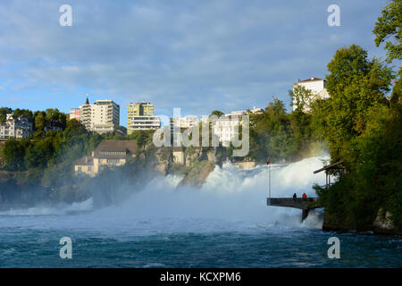 Rheinfall (chutes du Rhin) cascade, outlook, plate-forme , Neuhausen am Rheinfall, Schaffhausen, Suisse Banque D'Images