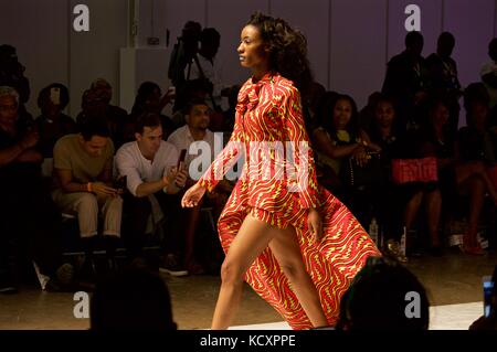 Sur la piste de modèle, de l'Afrique London fashion week 2016 Banque D'Images