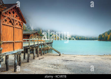 Superbe paysage brumeux d'automne, magnifique ancienne en bois dock house sur le lac avec des bateaux en bois, Lac de braies, Dolomites, Italie, Europe Banque D'Images