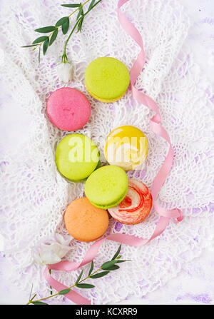 Macarons colorés sur un fond ligth. Télévision. Vue de dessus Banque D'Images