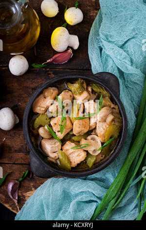 Filet de poulet délicates pièces avec les champignons et le céleri compotée à la lumière de la bière. Télévision. Vue de dessus Banque D'Images