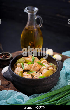 Filet de poulet délicates pièces avec les champignons et le céleri mijotée dans la bière light Banque D'Images